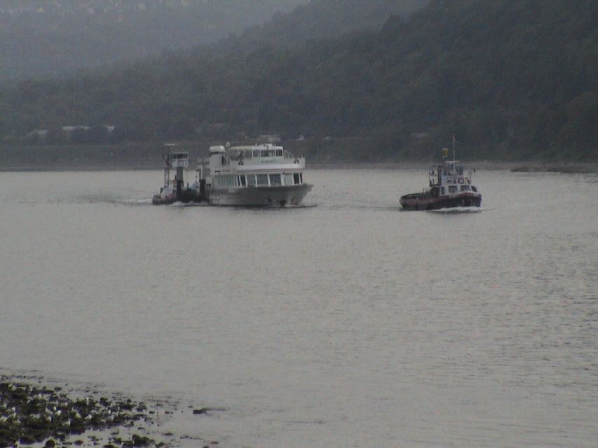 Köln-Düsseldorfer "Loreley" wird abgeschleppt
